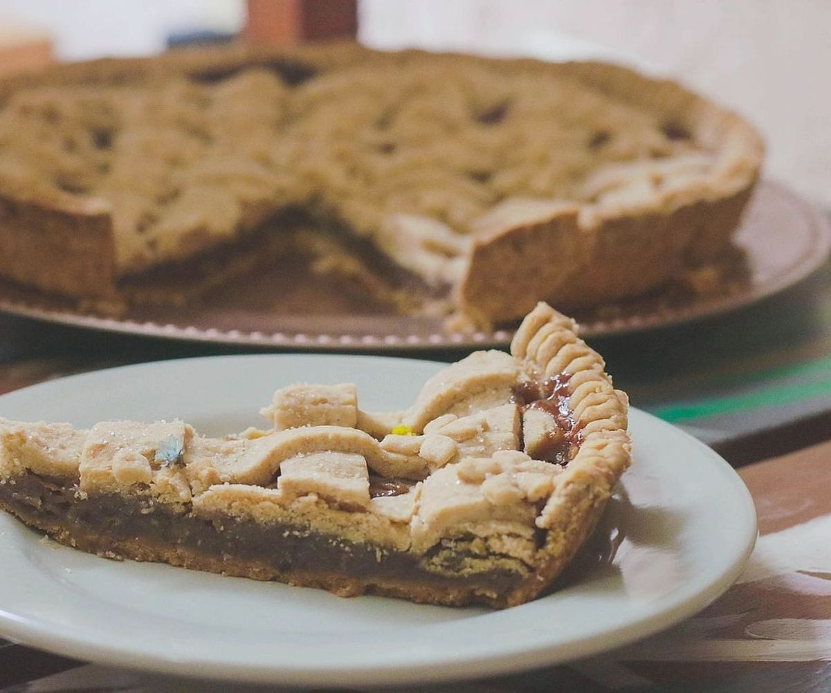 Vitrina de pasteles y postres recién horneados